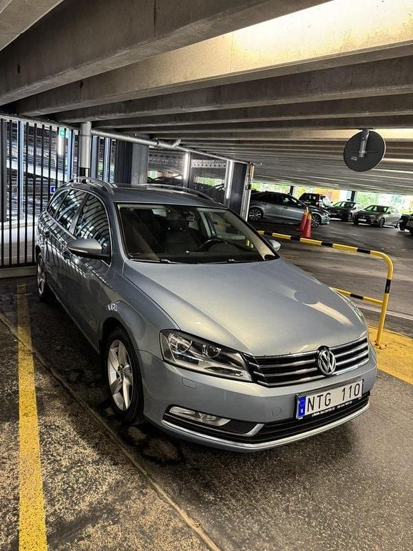 Grå Begagnad 2011 VW Passat Kombi | 67 900 kr (Dyr) - Bild 1/4