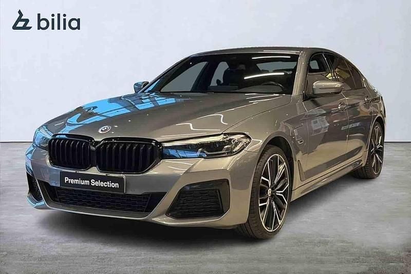 Grå Begagnad 2023 BMW 530e Sedan | 369 900 kr (Marknadspris) - Bild 1/1