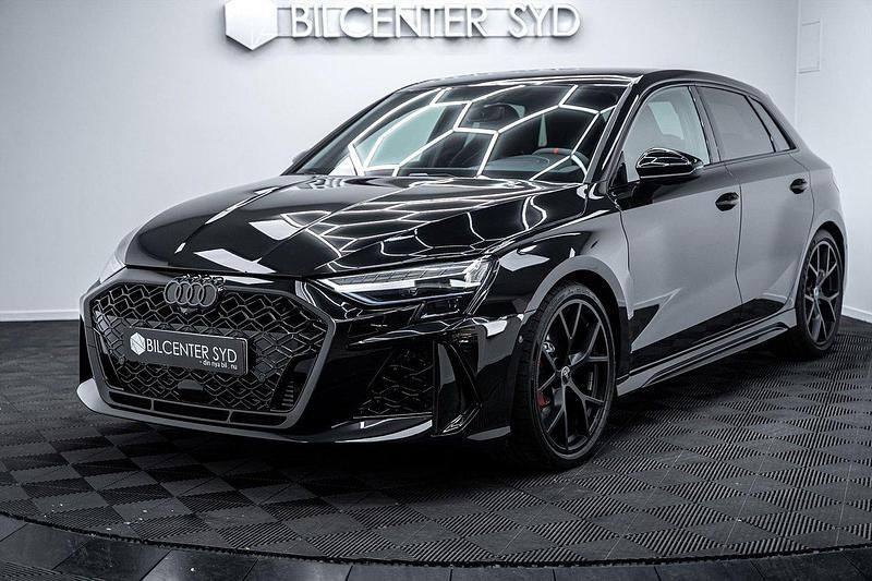 Svart Ny 2024 Audi RS3 Sportback Comfort Halvkombi | 719 900 kr (Marknadspris) - Bild 1/4