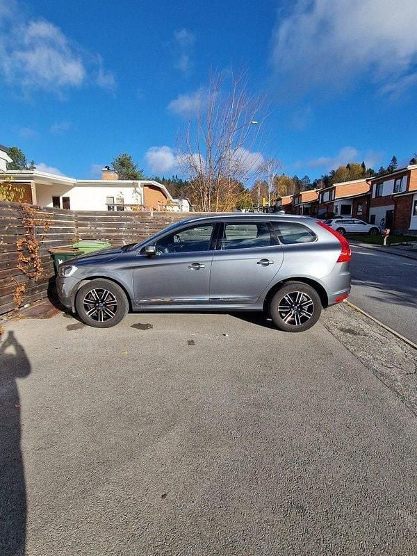 Grå Begagnad 2017 Volvo XC60 Standard SUV | 218 000 kr (Superpris) - Bild 1/4