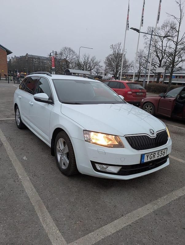 Begagnad 2017 Skoda Octavia Kombi | 119 000 kr (Marknadspris) - Bild 1/4