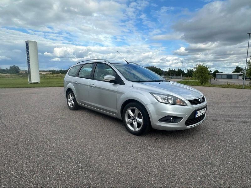 Silver Begagnad 2011 Ford Focus Kombi | 34 900 kr (Marknadspris) - Bild 1/4