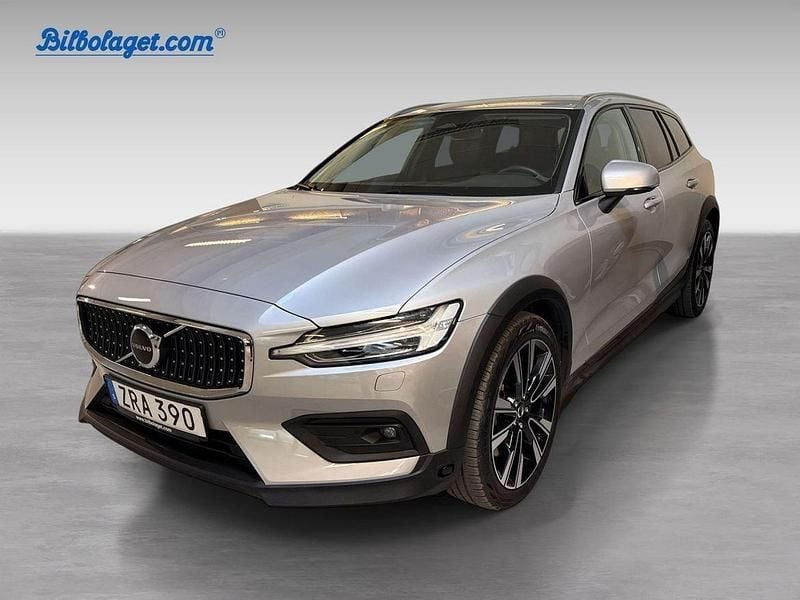 Grå Begagnad 2024 Volvo V60 CC Plus Kombi | 459 500 kr (Marknadspris) - Bild 1/4