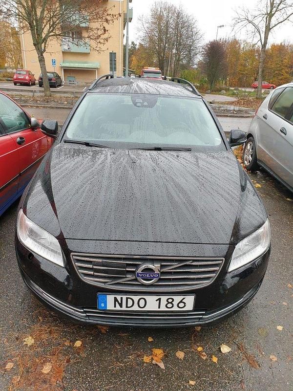 Svart Begagnad 2016 Volvo V70 Momentum Kombi | 125 000 kr (Marknadspris) - Bild 1/4