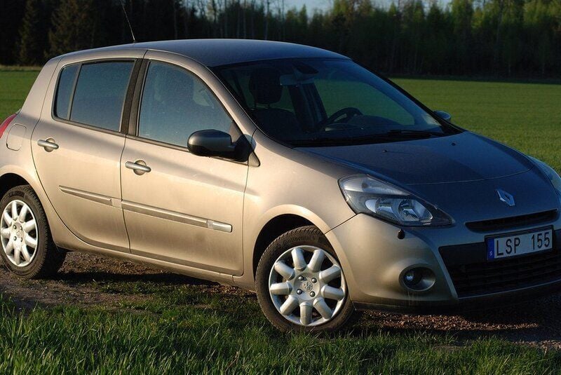 Ljusbrun Begagnad 2011 Renault Clio R.S. Halvkombi | 32 000 kr (Marknadspris) - Bild 1/4