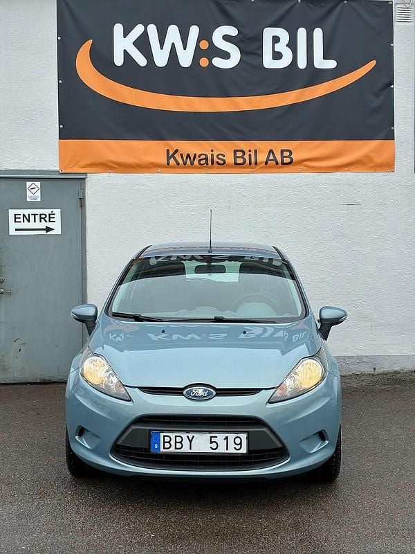 Begagnad Ford Fiesta Trend 75 HK (55 kW) 2010 Grå Halvkombi