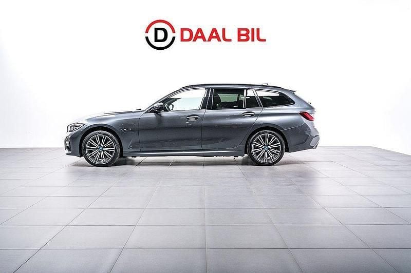 Grå Begagnad 2022 BMW 330e M Sport Kombi | 344 700 kr (Bra pris) - Bild 1/4