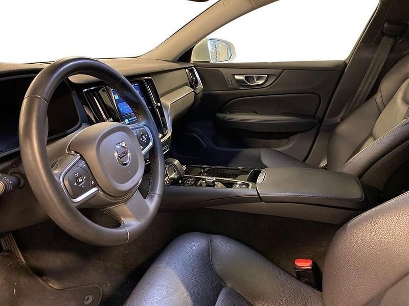 Begagnad Volvo V60 Core 355 HK (261 kW) 2023 Vit Kombi