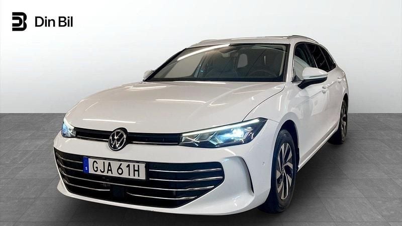 Vit Begagnad 2024 VW Passat Business Kombi | 345 900 kr (Marknadspris) - Bild 1/4