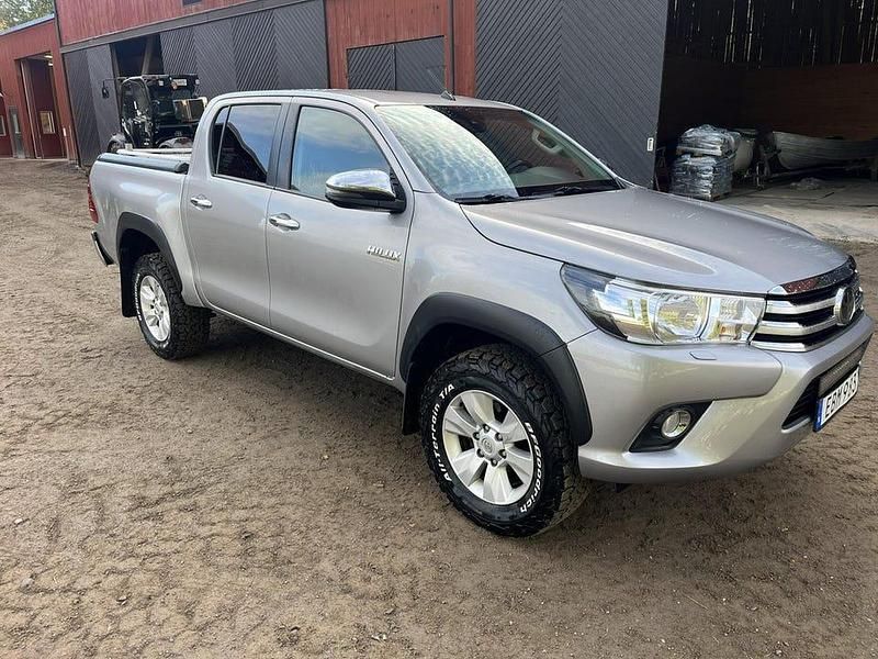 Silver Begagnad 2018 Toyota HiLux Pickup | 335 000 kr (Marknadspris) - Bild 1/4
