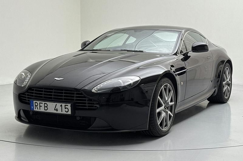 Svart Begagnad 2013 Aston Martin Vantage Sportkupé | 630 000 kr - Bild 1/4