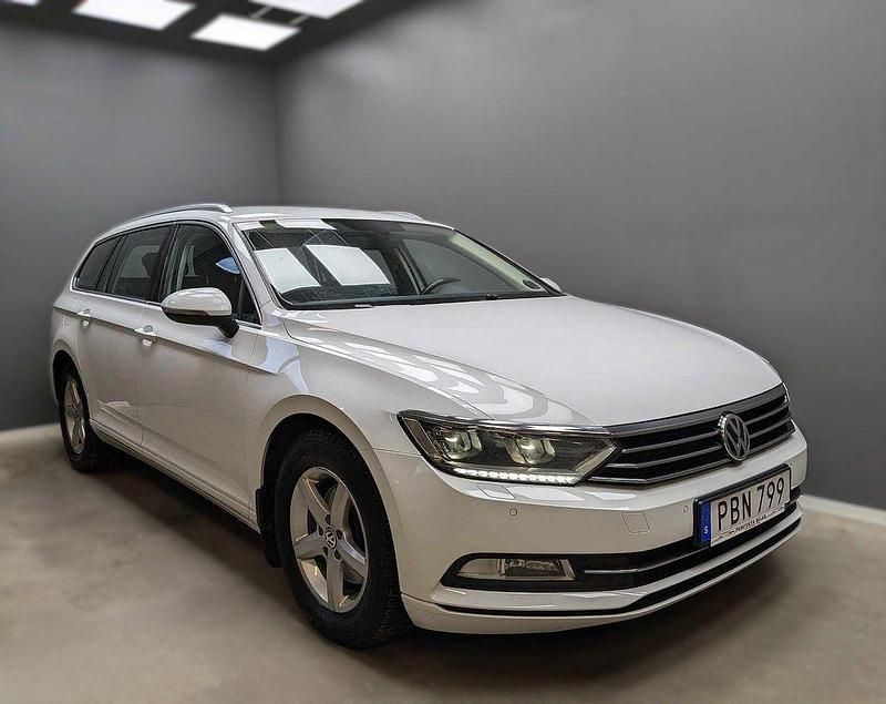 Vit Begagnad 2017 VW Passat Kombi | 139 900 kr (Marknadspris) - Bild 1/4