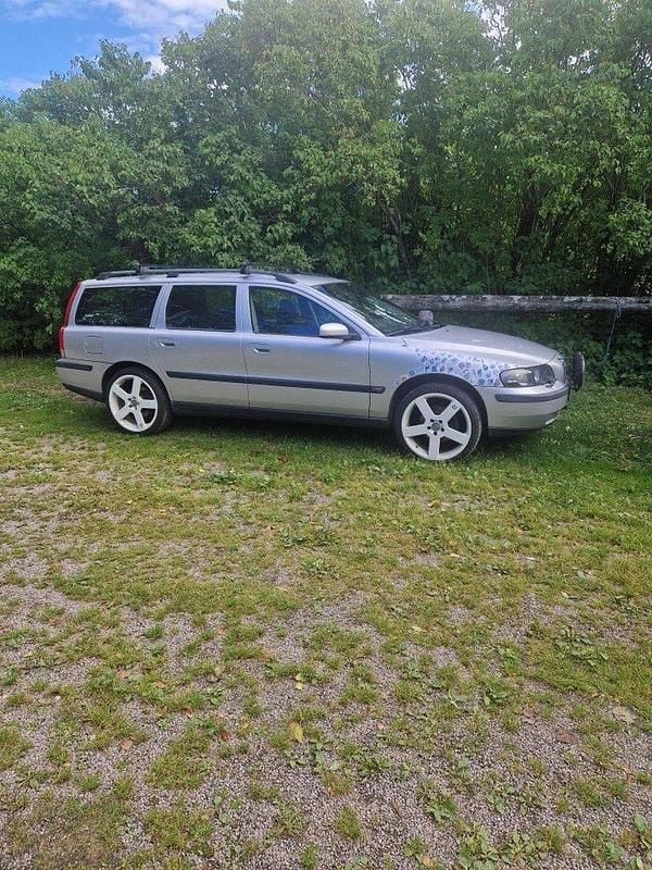 Grå Begagnad 2004 Volvo V70 Kombi | 13 000 kr (Bra pris) - Bild 1/4