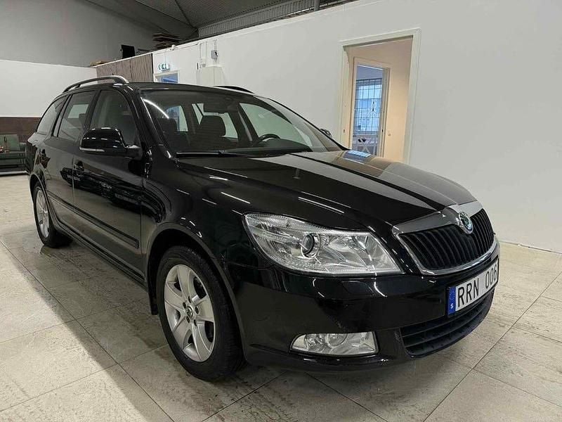 Svart Begagnad 2011 Skoda Octavia Kombi | 79 500 kr (Marknadspris) - Bild 1/4