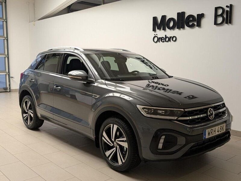 Grå (indium grey metallic) Ny 2025 VW T-Roc R-line SUV | 417 600 kr (Marknadspris) - Bild 1/4