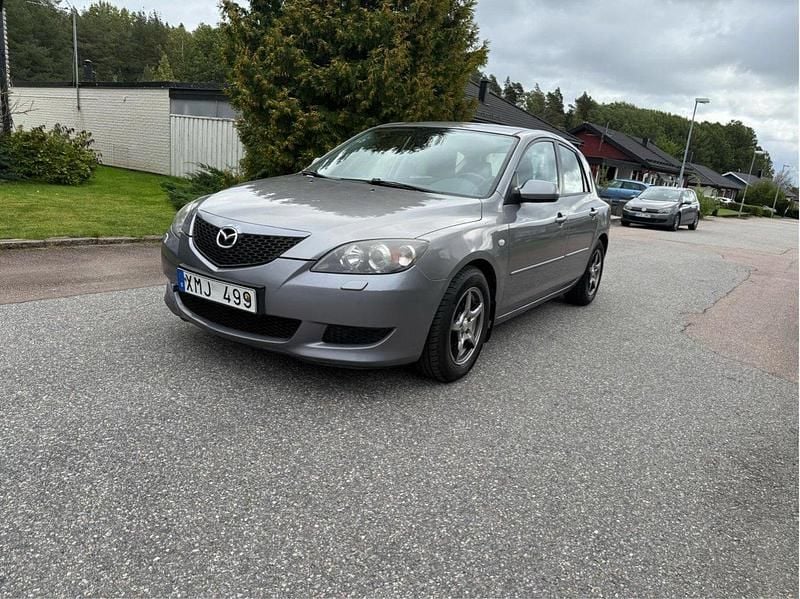 Grå Begagnad 2006 Mazda 3 Inclusive Halvkombi | 26 000 kr (Bra pris) - Bild 1/4