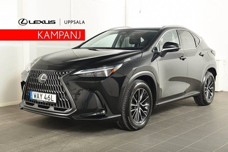 Svart (svart metallic) Begagnad 2023 Lexus NX450h+ Executive Line SUV | 599 900 kr (Marknadspris) - Bild 1/4