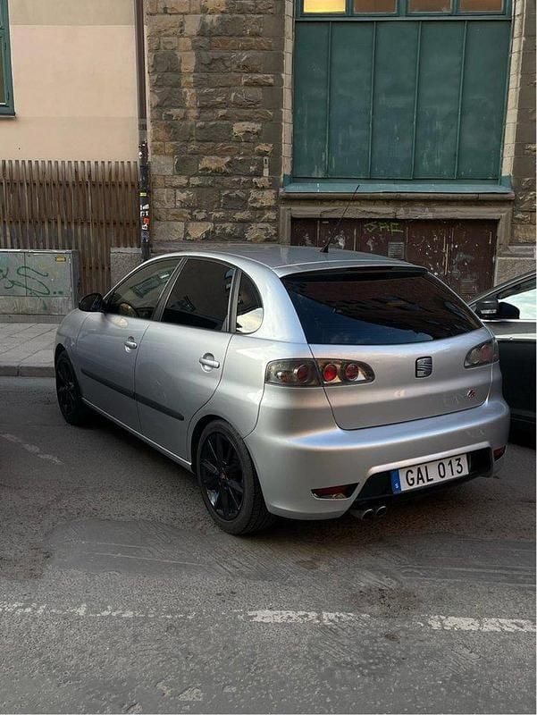Silver Begagnad 2007 Seat Ibiza FR Halvkombi | 39 900 kr (Marknadspris) - Bild 1/4