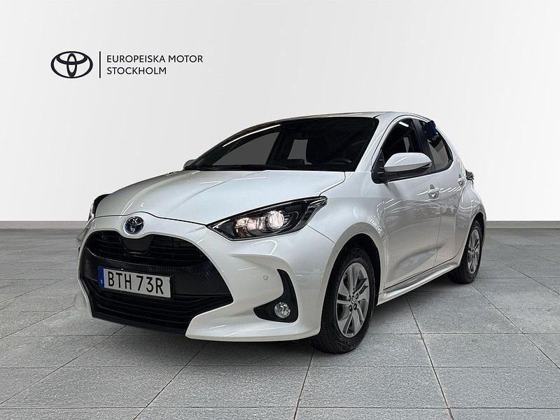 Vit Begagnad 2022 Toyota Yaris Hybrid Active Halvkombi | 219 900 kr (Marknadspris) - Bild 1/4