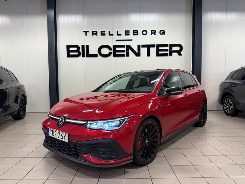 Mörkröd Begagnad 2022 VW Golf VIII GTI Clubsport Halvkombi | 349 900 kr (Bra pris) - Bild 1/4
