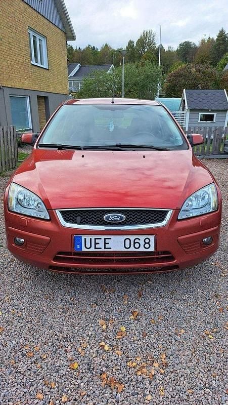 Röd Begagnad 2007 Ford Focus Halvkombi | 8 500 kr (Superpris) - Bild 1/4