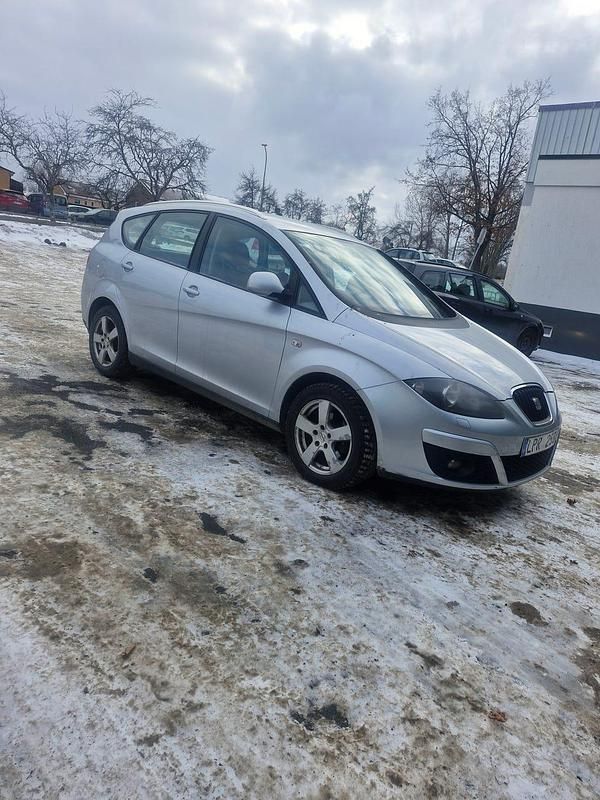 Begagnad Seat Altea XL 102 HK (75 kW) 2011 Minibuss