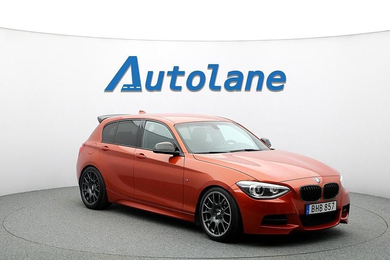 Valencia orange metallic Begagnad 2014 BMW M135 M Performance Halvkombi | 259 900 kr - Bild 1/3