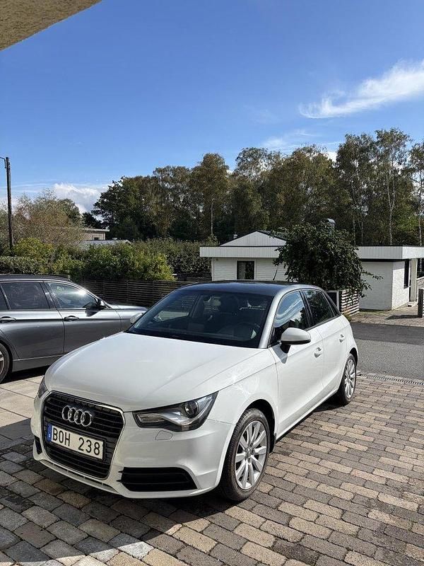 Vit Begagnad 2013 Audi A1 Sportback Sport Halvkombi | 64 900 kr (Marknadspris) - Bild 1/4