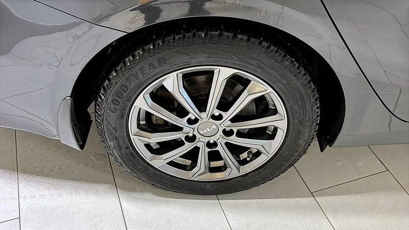 Begagnad Kia Ceed 105 HK (77 kW) 2023 Grå Halvkombi