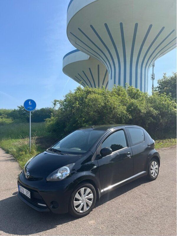 Svart Begagnad 2013 Toyota Aygo Halvkombi | 42 000 kr (Bra pris) - Bild 1/1