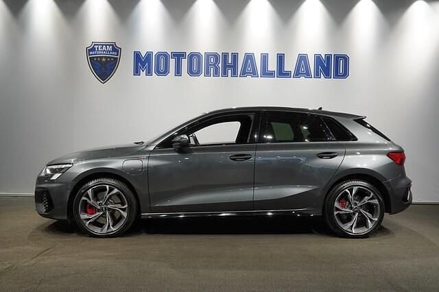 Grå Begagnad 2023 Audi A3 Sportback e-tron Design Halvkombi | 369 900 kr (Dyr) - Bild 1/4