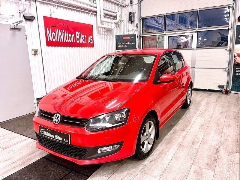 Röd Begagnad 2011 VW Polo Comfortline Halvkombi | 79 900 kr (Marknadspris) - Bild 1/4