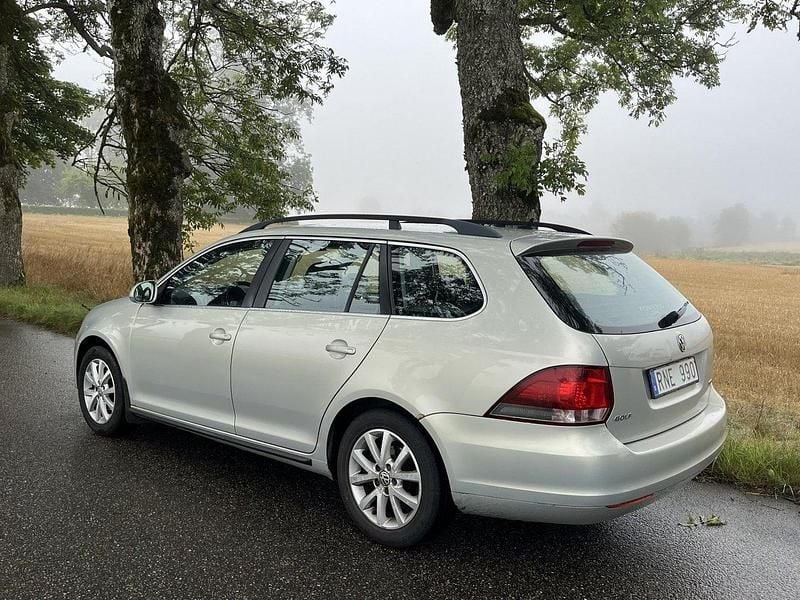 Brun Begagnad 2011 VW Golf Kombi | 35 000 kr (Marknadspris) - Bild 1/4