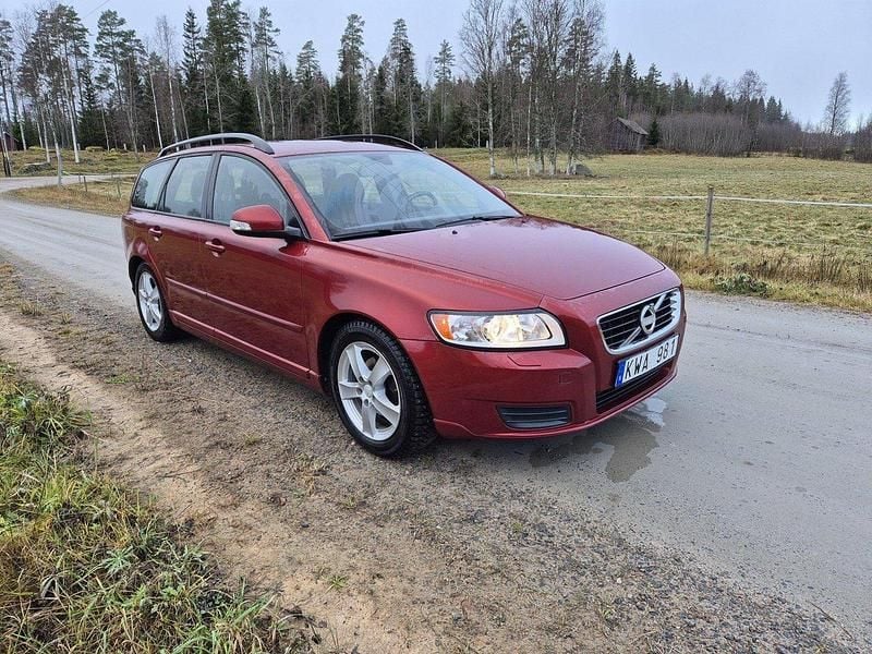 Röd Begagnad 2011 Volvo V50 Kombi | 32 500 kr (Bra pris) - Bild 1/4