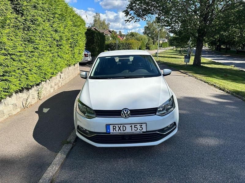 Vit Begagnad 2015 VW Polo Halvkombi | 98 000 kr (Marknadspris) - Bild 1/4