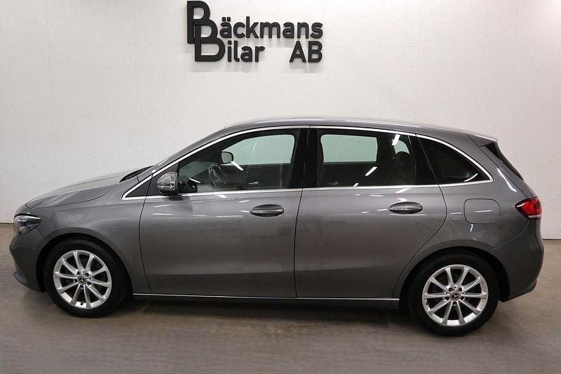 Mörkgrå Begagnad 2019 Mercedes B180 Minibuss | 187 000 kr (Marknadspris) - Bild 1/4
