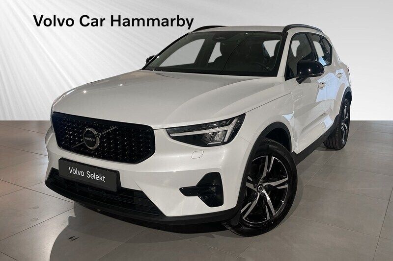 Vit Begagnad 2024 Volvo XC40 Plus SUV | 389 900 kr (Marknadspris) - Bild 1/3