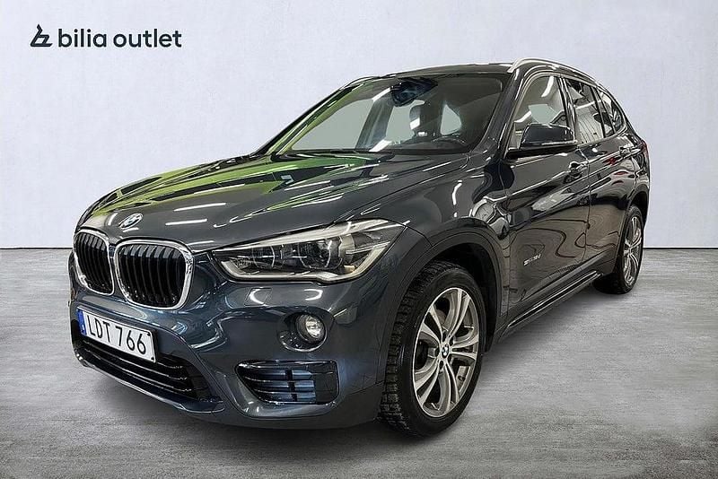 Grå Begagnad 2015 BMW X1 Sport Line SUV | 179 900 kr (Marknadspris) - Bild 1/3