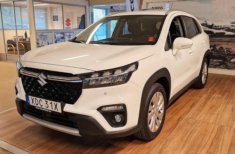 Vit Begagnad 2022 Suzuki SX4 S-Cross SUV | 284 900 kr (Marknadspris) - Bild 1/4