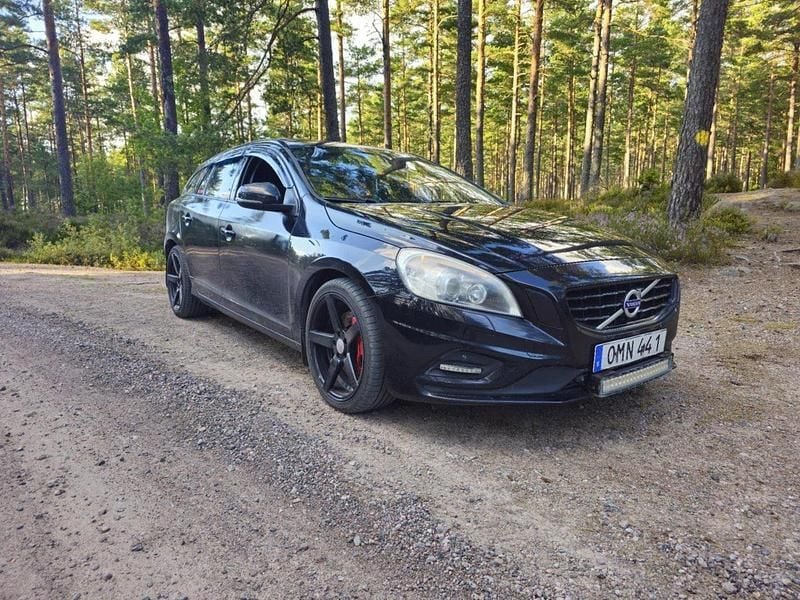 Svart Begagnad 2012 Volvo V60 R-Design Kombi | 95 000 kr (Dyr) - Bild 1/4