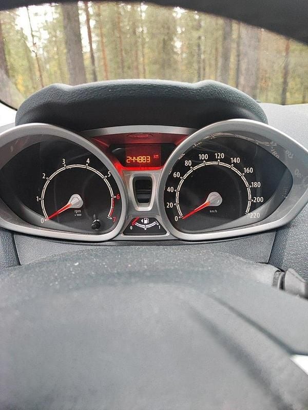 Grå Begagnad 2013 Ford Fiesta Titanium Halvkombi | 25 000 kr (Bra pris) - Bild 1/3