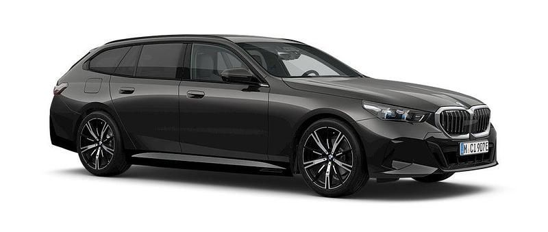 Svart Ny 2025 BMW 530e Comfort Edition Kombi | 792 200 kr (Dyr) - Bild 1/4