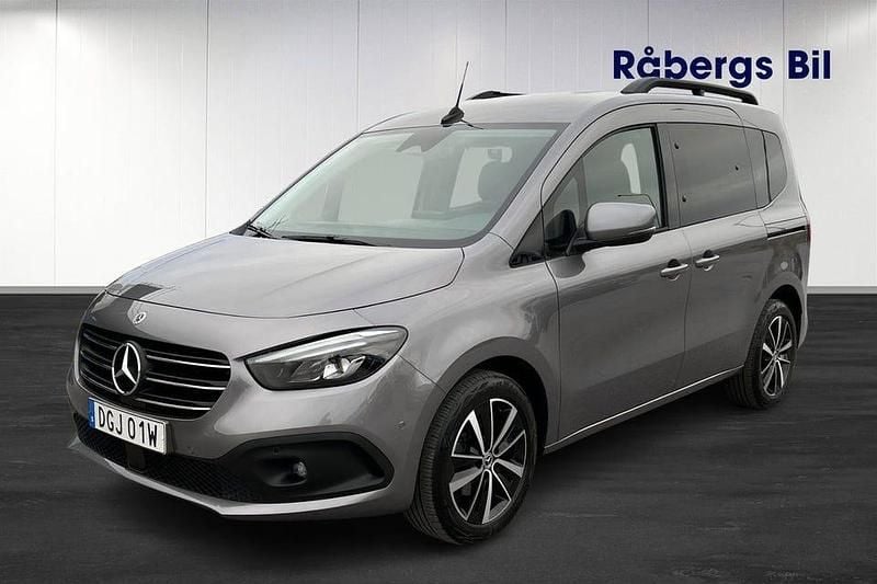Grå Begagnad 2023 Mercedes T180 Style Minibuss | 269 800 kr (Bra pris) - Bild 1/4