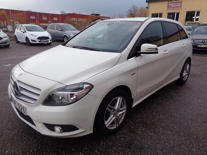Vit Begagnad 2011 Mercedes B180 Minibuss | 64 900 kr (Marknadspris) - Bild 1/4