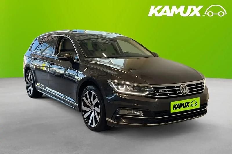 Silver/grå Begagnad 2018 VW Passat R-line Kombi | 244 900 kr (Marknadspris) - Bild 1/4