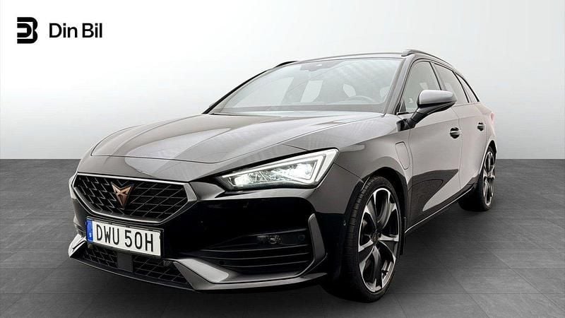 Svart (midnight black metallic) Begagnad 2023 Cupra Leon VZ Kombi | 299 900 kr (Marknadspris) - Bild 1/4