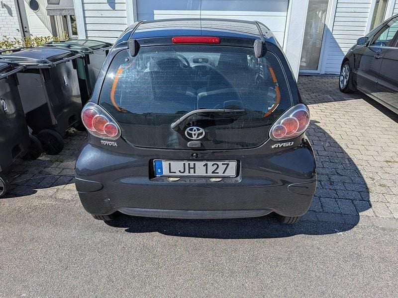 Svart Begagnad 2014 Toyota Aygo Halvkombi | 38 000 kr (Bra pris) - Bild 1/4