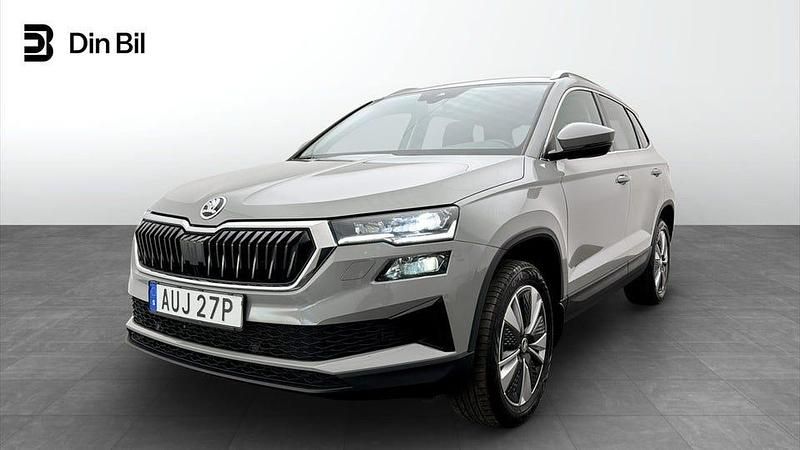 Grå Begagnad 2023 Skoda Karoq Style SUV | 309 900 kr (Marknadspris) - Bild 1/4