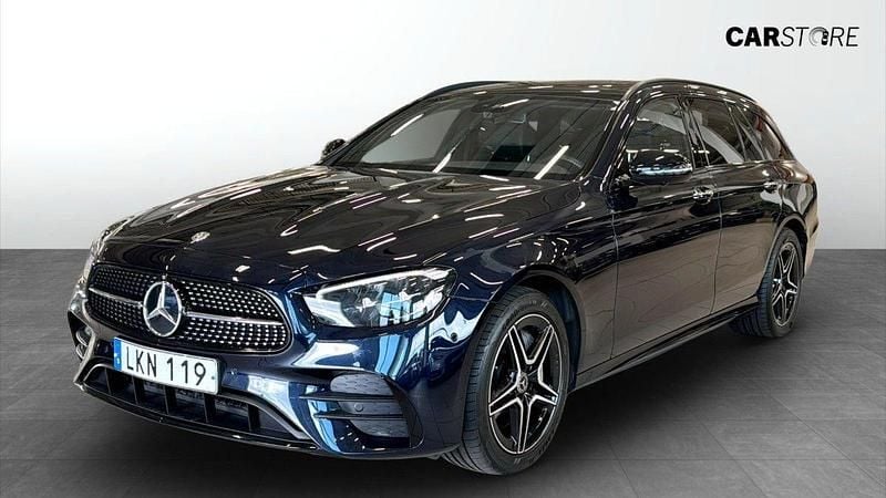 Mörkblå (blue) Begagnad 2023 Mercedes E300 AMG line Kombi | 479 900 kr (Marknadspris) - Bild 1/4
