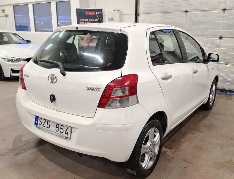 Begagnad Toyota Yaris 101 HK (74 kW) 2010 Vit Halvkombi